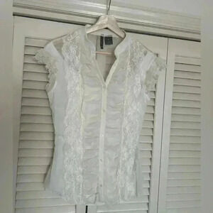 New Directions ivory sleeveless lace top